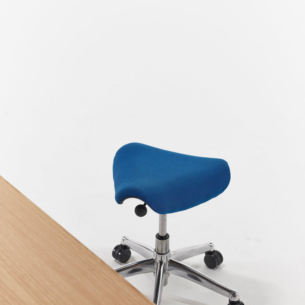 Ergonomic saddle seat
