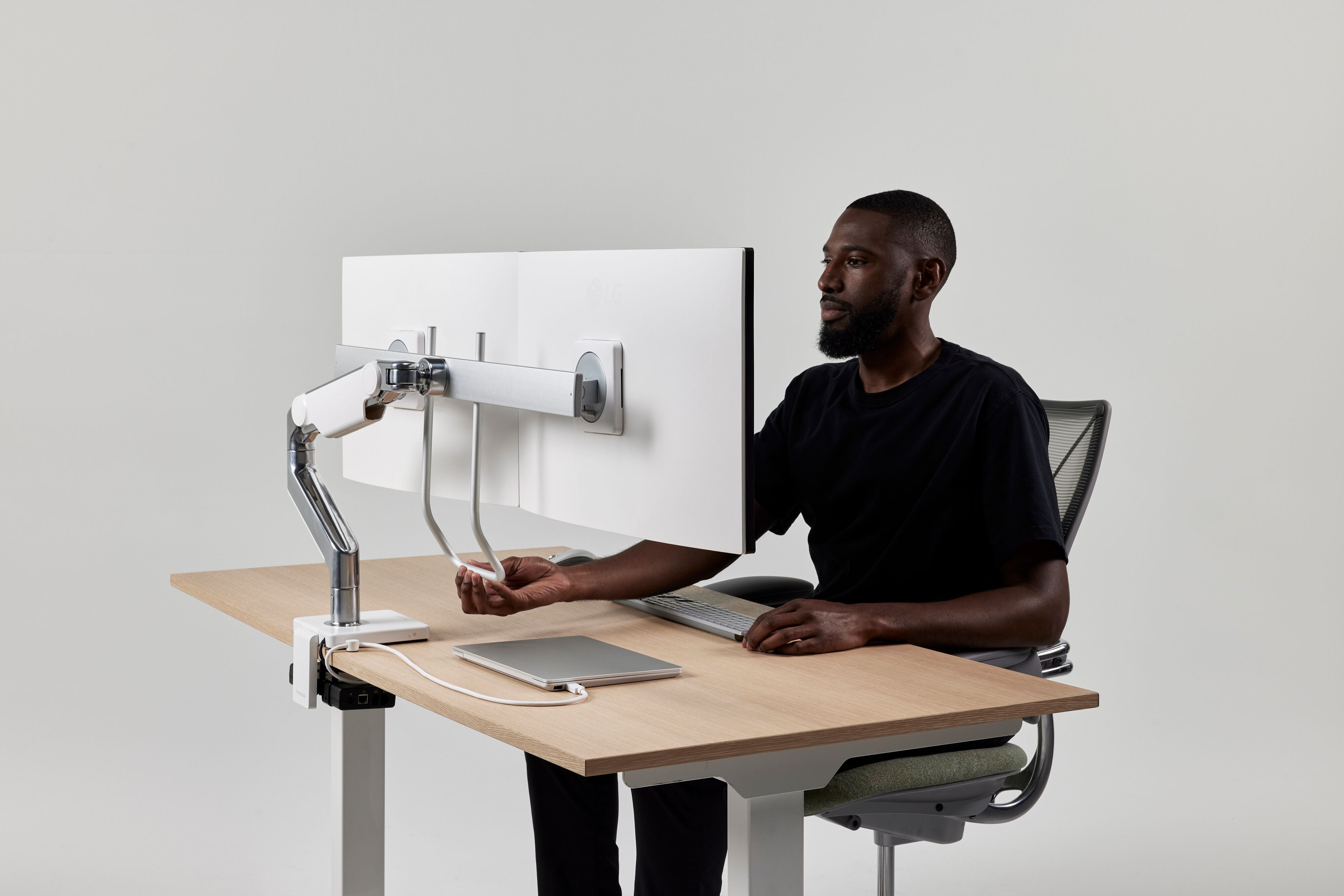 M8 Pro Dual Monitor Arm with Handle | Humanscale Shop