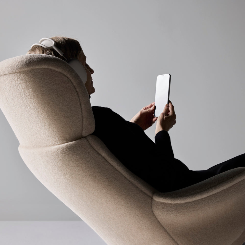 Adjustable headrest tilt