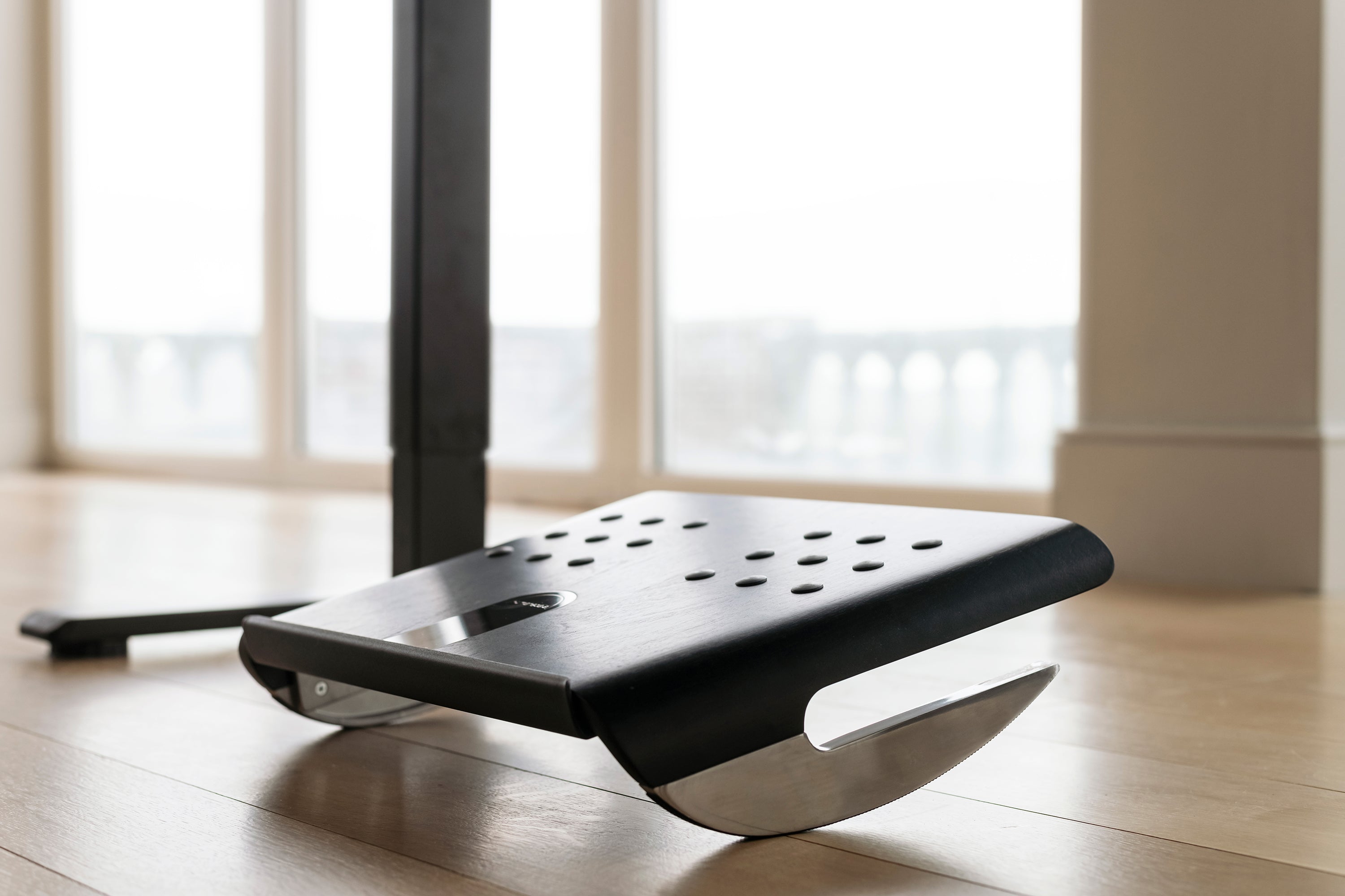 K*5様 フットレスト FR500 ERGONOMIC FOOT ROCKER FR500 Ergonomic Foot Rocker | Humanscale Shop