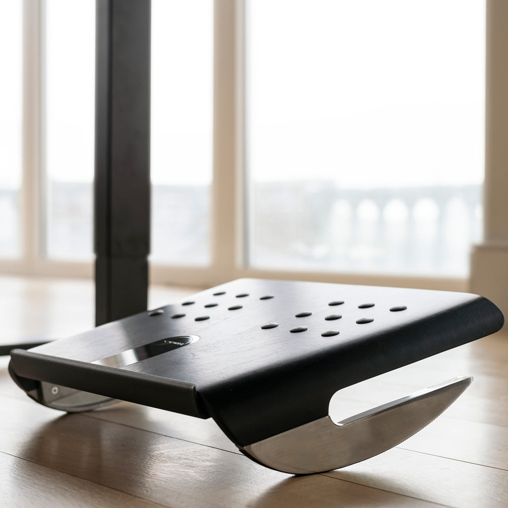 Keeps feet comfortably in place