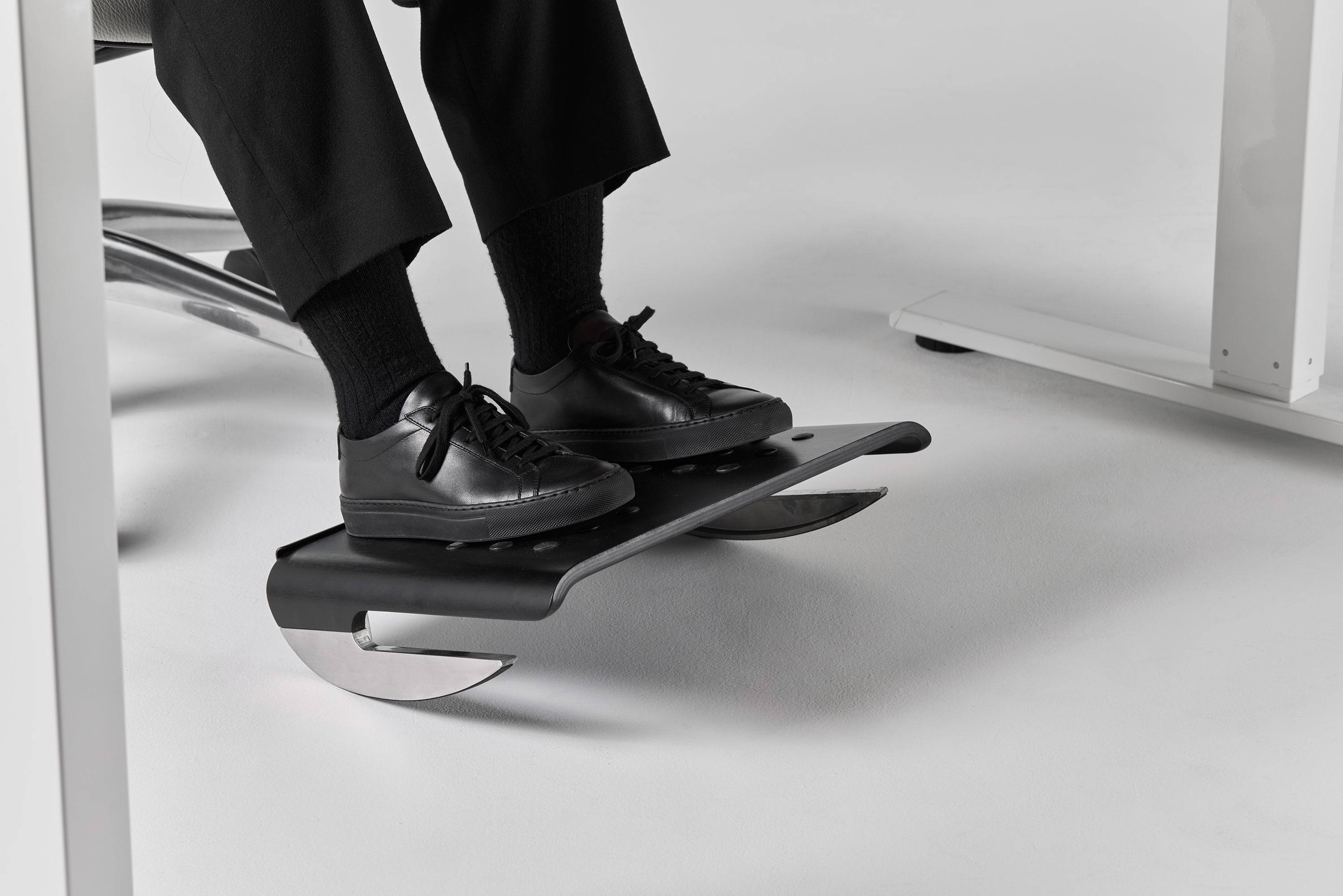 K*5様 フットレスト FR500 ERGONOMIC FOOT ROCKER FR500 Ergonomic Foot Rocker | Humanscale Shop