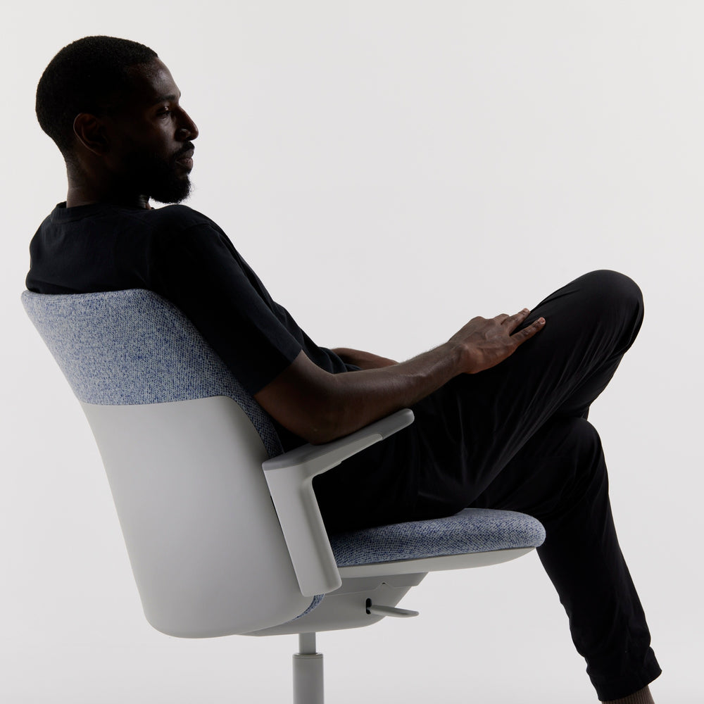 Self-adjusting recline with no controls