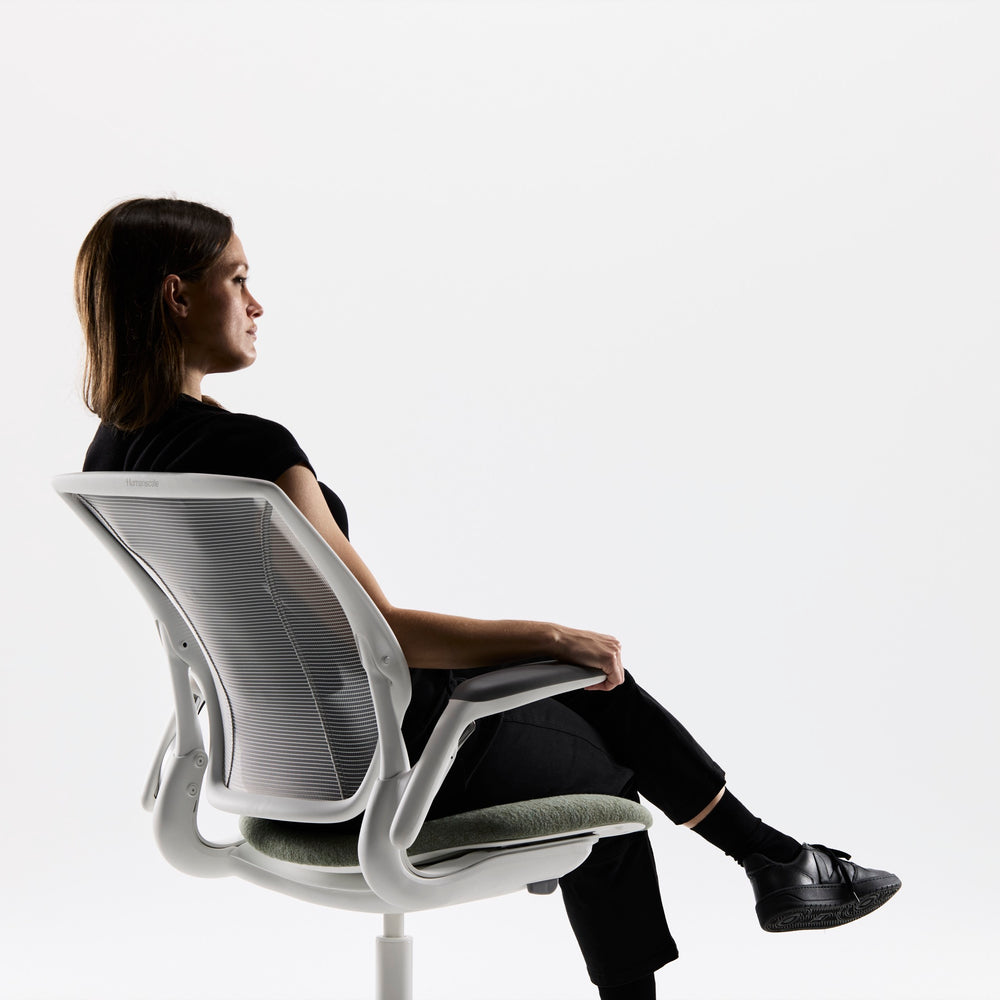 Backrest moves with the sitter